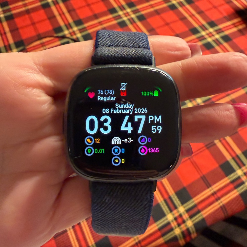 Fitbit Versa 4 Smartwatch & Accessories